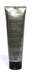 Application du nettoyant Mary Kay MK Men sur peau propre et fraîche.