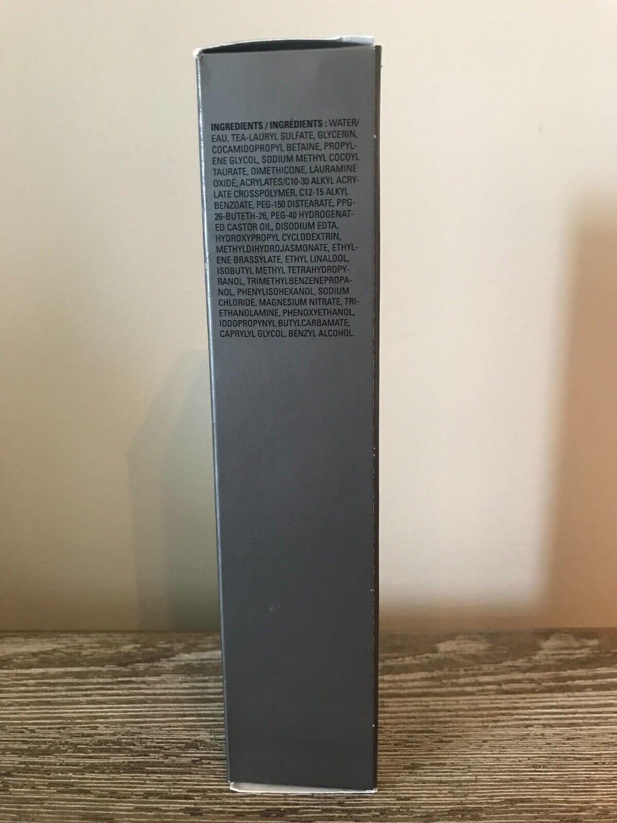 Rinçage clair et rapide avec Mary Kay MK Men Nettoyant Visage Quotidien.