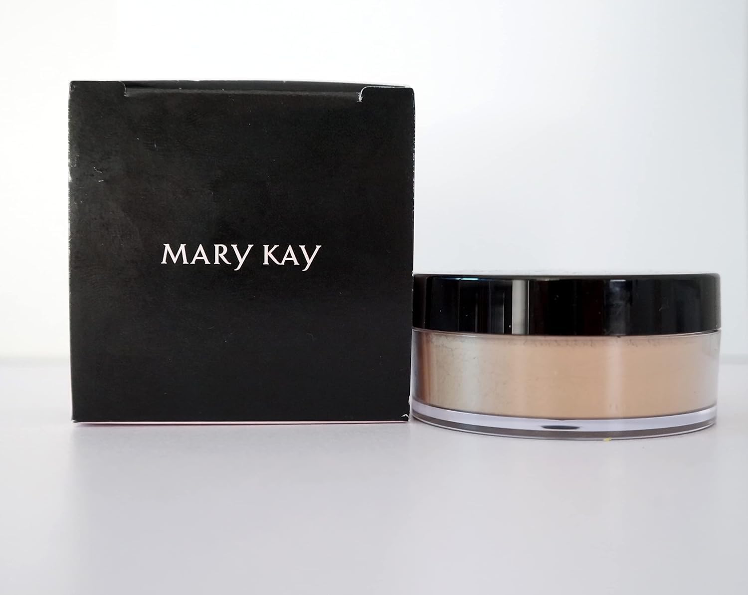 Mary Kay poudre fixatrice soyeuse sur l'emballage, prêt à préparer le maquillage.