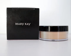 Mary Kay poudre fixatrice soyeuse sur l'emballage, prêt à préparer le maquillage.