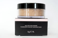 Mary Kay poudre fixatrice appliquée au pinceau pour une couvrance légère et uniforme.