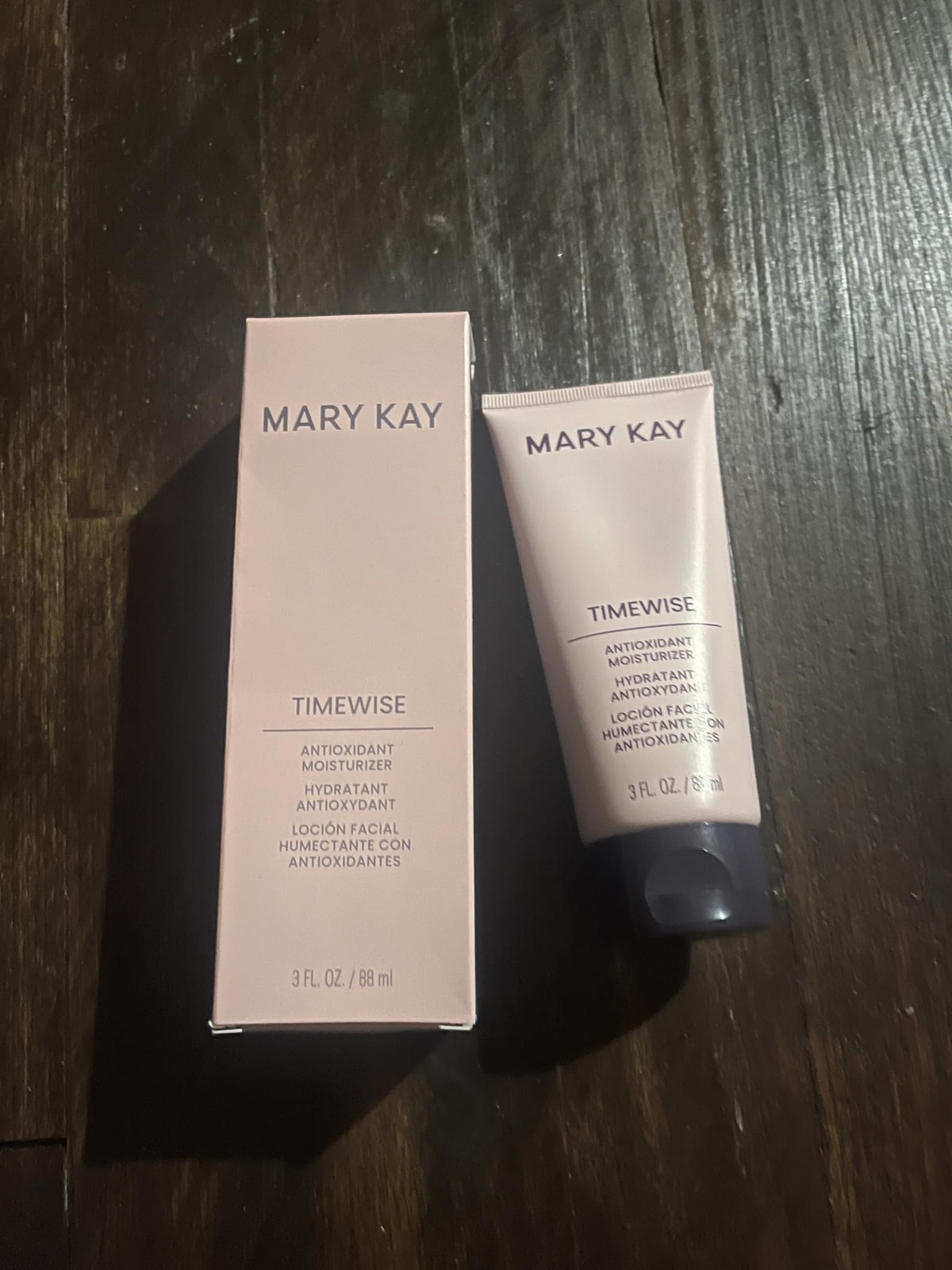 Mary Kay TimeWise crème hydratante antioxydante dans sa bouteille, hydratation durable.