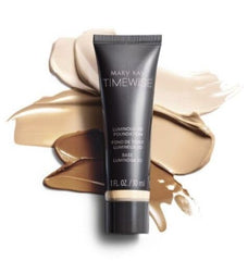 Texture soyeuse du fond Mary Kay TimeWise Lumineux 3D, application fluide.