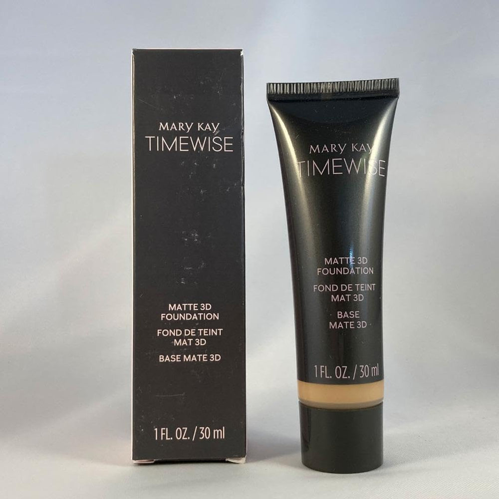 Application du fond TimeWise Matte 3D sur le teint pour uniformité