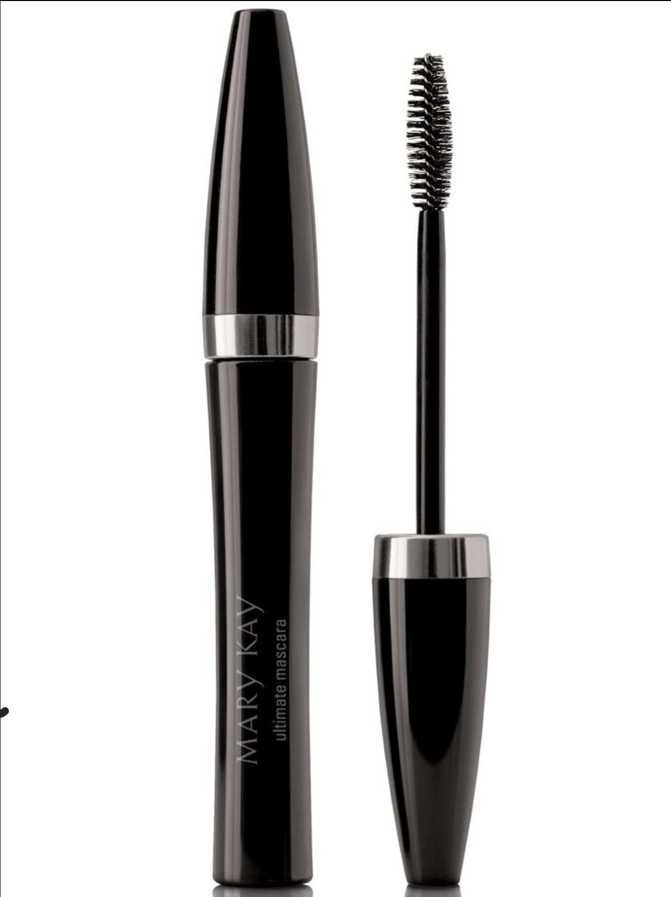 Mascara Mary Kay Ultimate Noir avec embout brosse pour définir les cils et ajouter du volume.