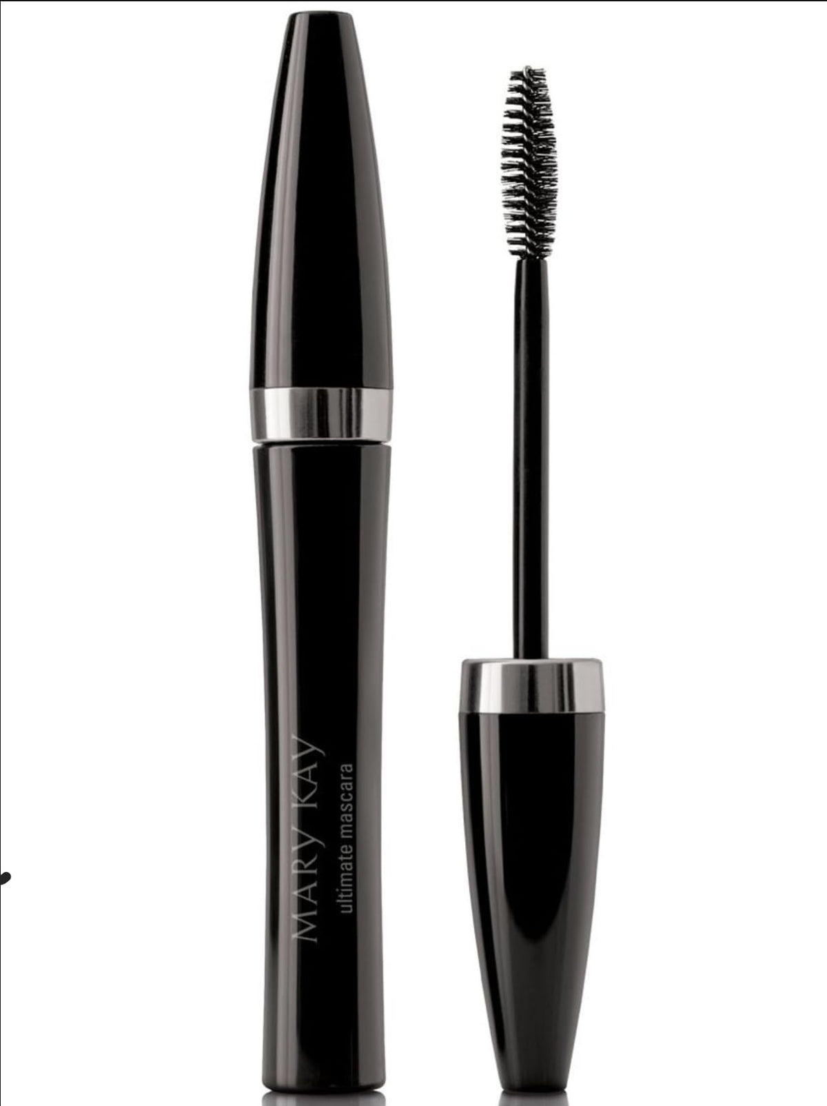 Mascara Mary Kay Ultimate Noir avec embout brosse pour définir les cils et ajouter du volume.