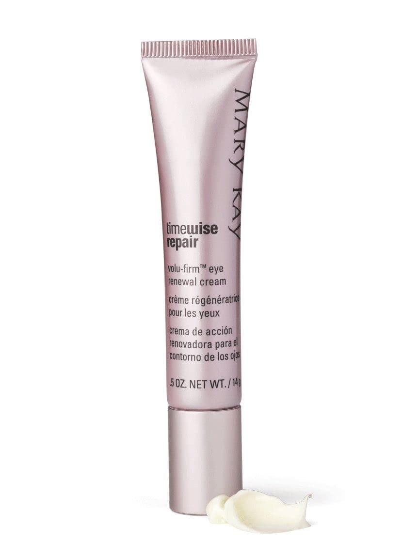 Application douce de la crème contour des yeux Mary Kay pour le regard