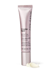 Application douce de la crème contour des yeux Mary Kay pour le regard