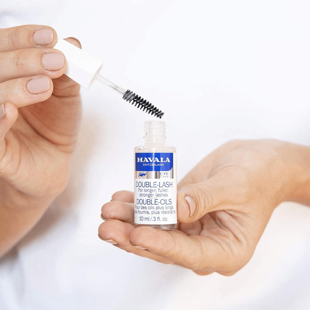 Application nocturne du sérum Mavala Double Lash sur les cils et sourcils.