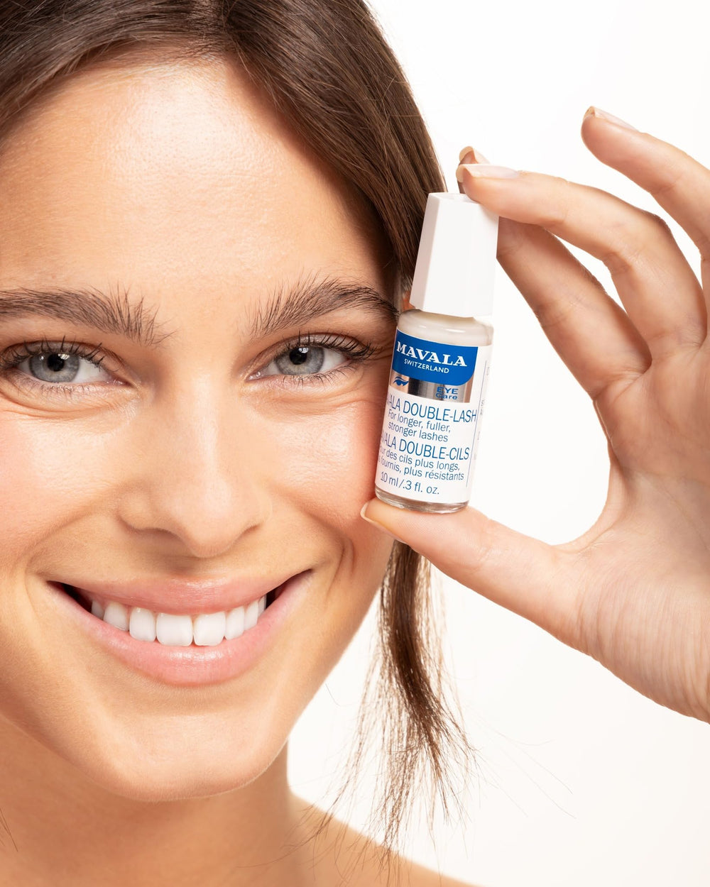 Sourcils plus denses grâce au sérum Mavala Double Lash.