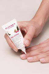 Texture riche de Mavala Nailactan prête pour une hydratation durable.