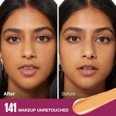 Application du concealer liquide sous les yeux pour un regard frais et naturel.