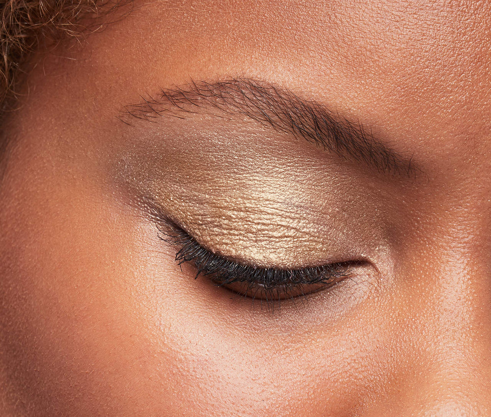 MAYBELLINE Brillant Yeux Liquide disponible en 12 teintes pour divers looks.