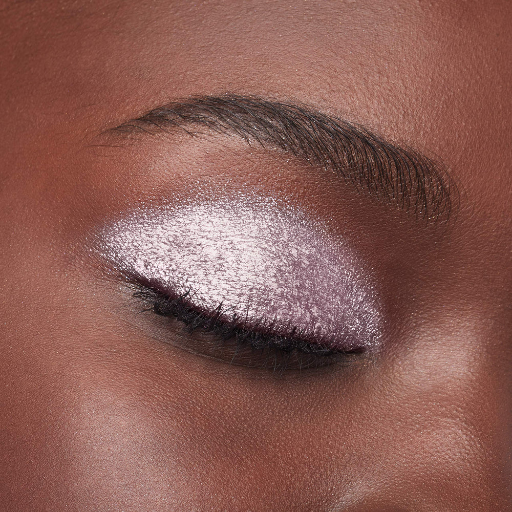 MAYBELLINE Brilliant Eyes Améthyste Quartz – idéal pour looks jour et nuit grâce à sa couleur lumineuse.
