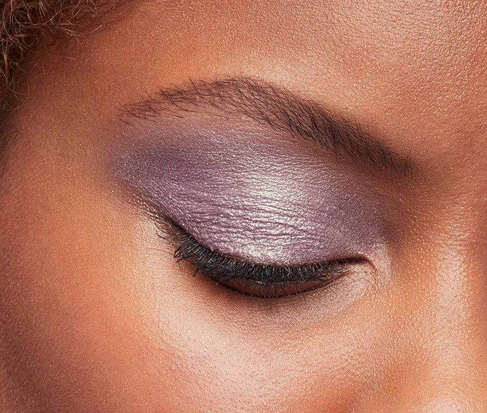 MAYBELLINE Brilliant Eyes Améthyste Quartz – formule non grasse pour un confort prolongé.