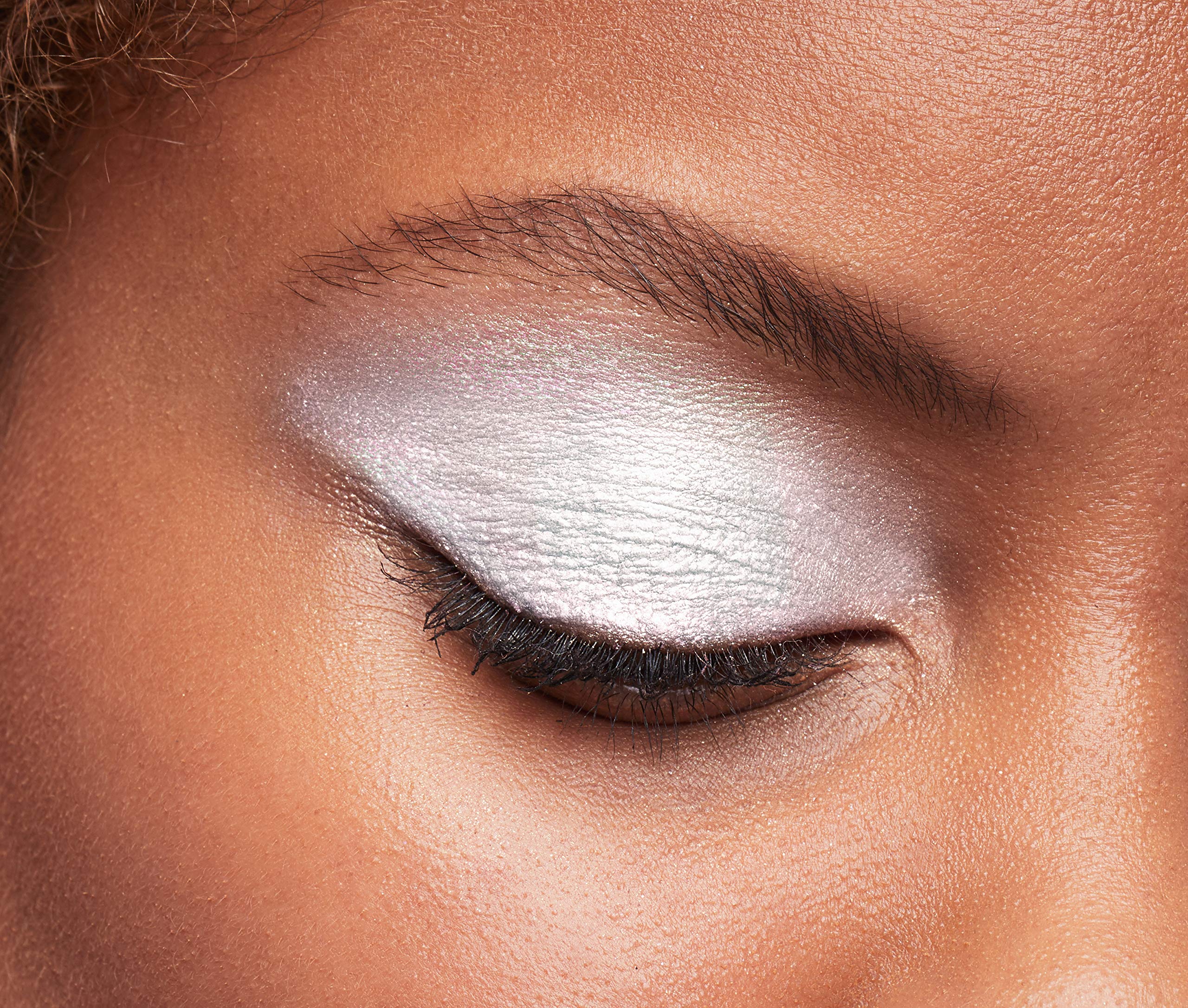 Maybelline Brilliant Eyes, texture résistante à l’écaillage pour une brillance longue durée