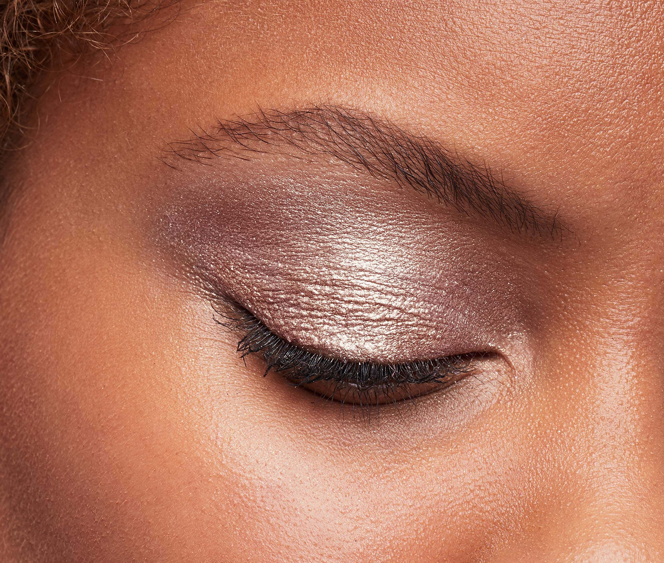 Maybelline Brilliant Eyes – Palette de 12 teintes pour créer divers looks.