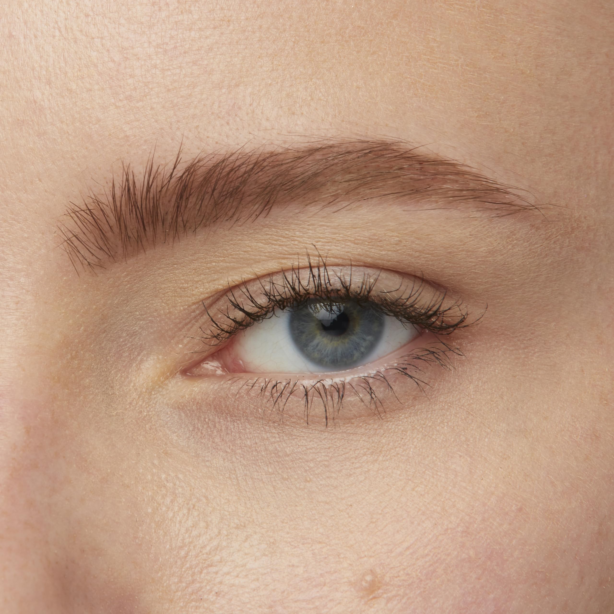 Maybelline Brow Tattoo – formule waterproof et anti-transfert pour activités quotidiennes.