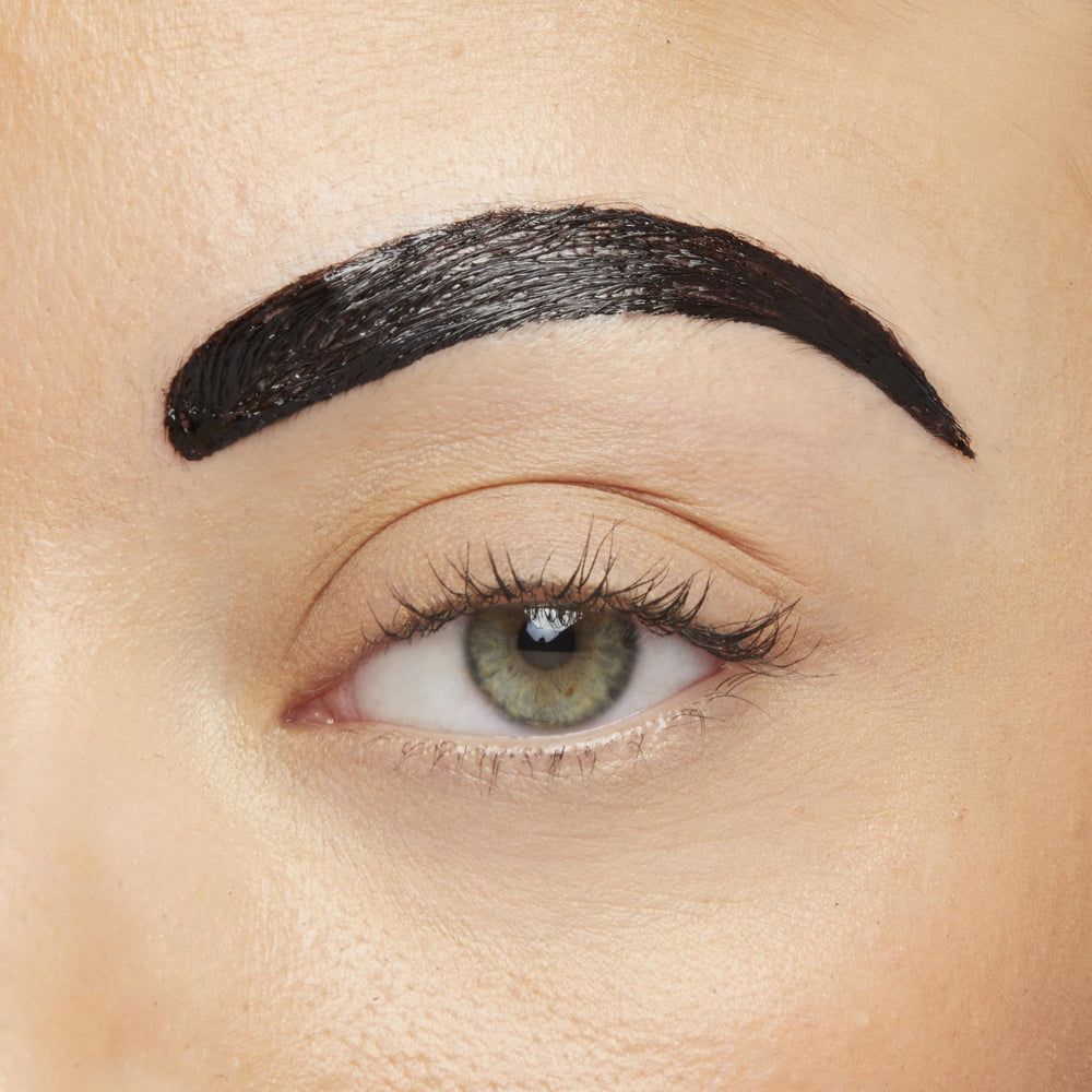 Maybelline Brow Tattoo – pose recommandée de 20 minutes pour un fini net.