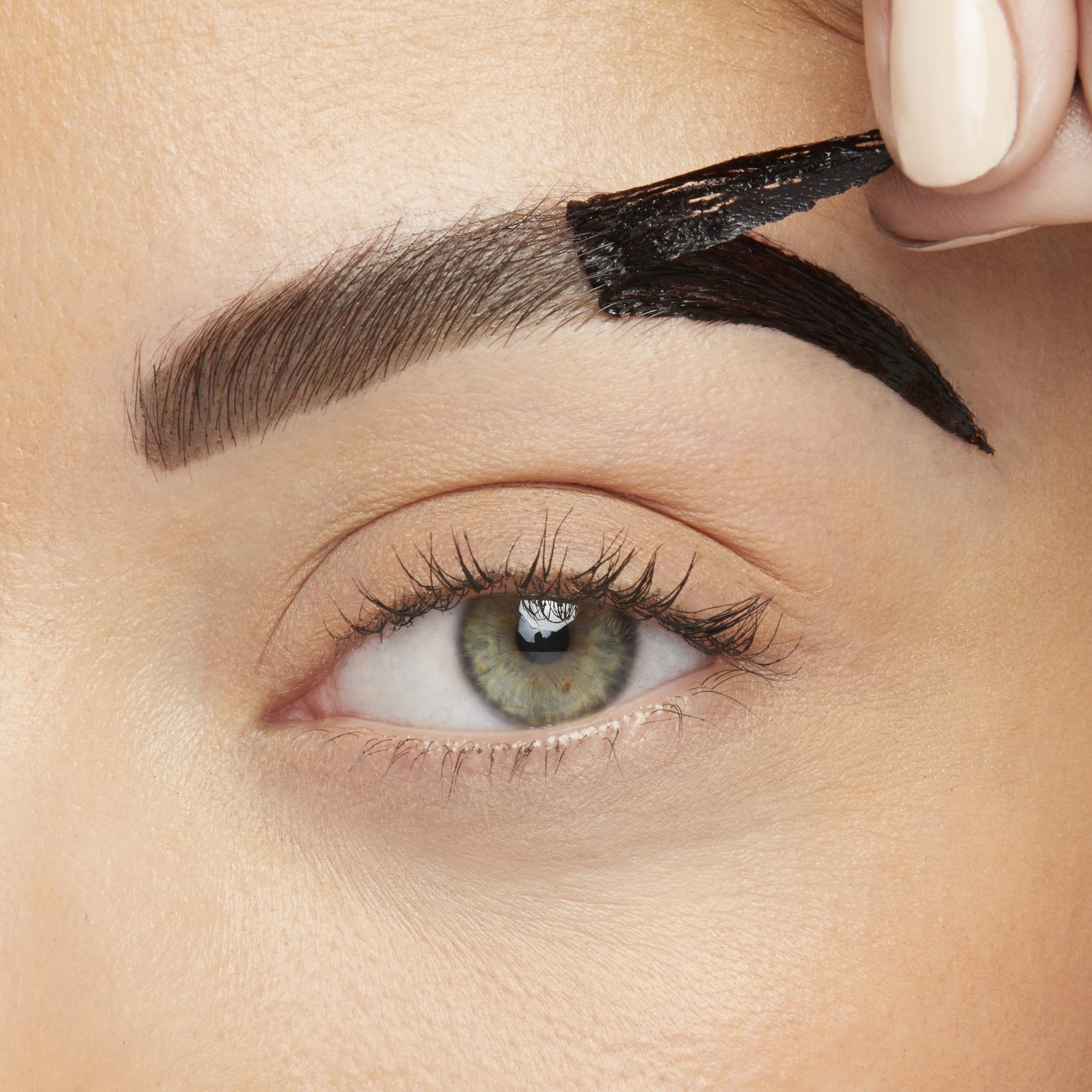 Maybelline Brow Tattoo – tenue jusqu’à 72 heures avec formule résistante à l’eau.