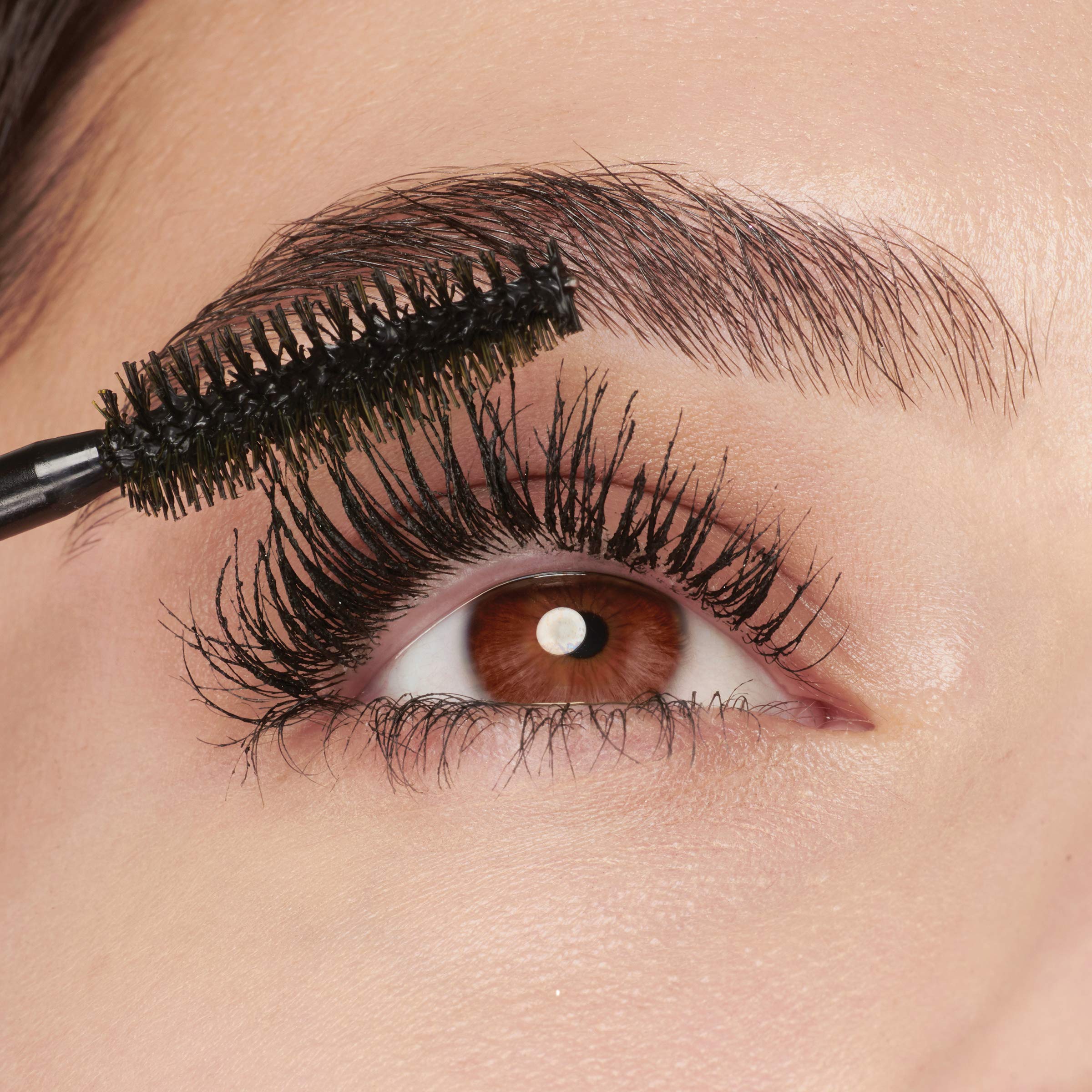 Maybelline mascara Colossal – résistance légère à l'humidité lors de journées actives.