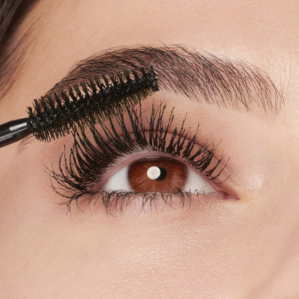 Maybelline mascara Colossal – résistance légère à l'humidité lors de journées actives.