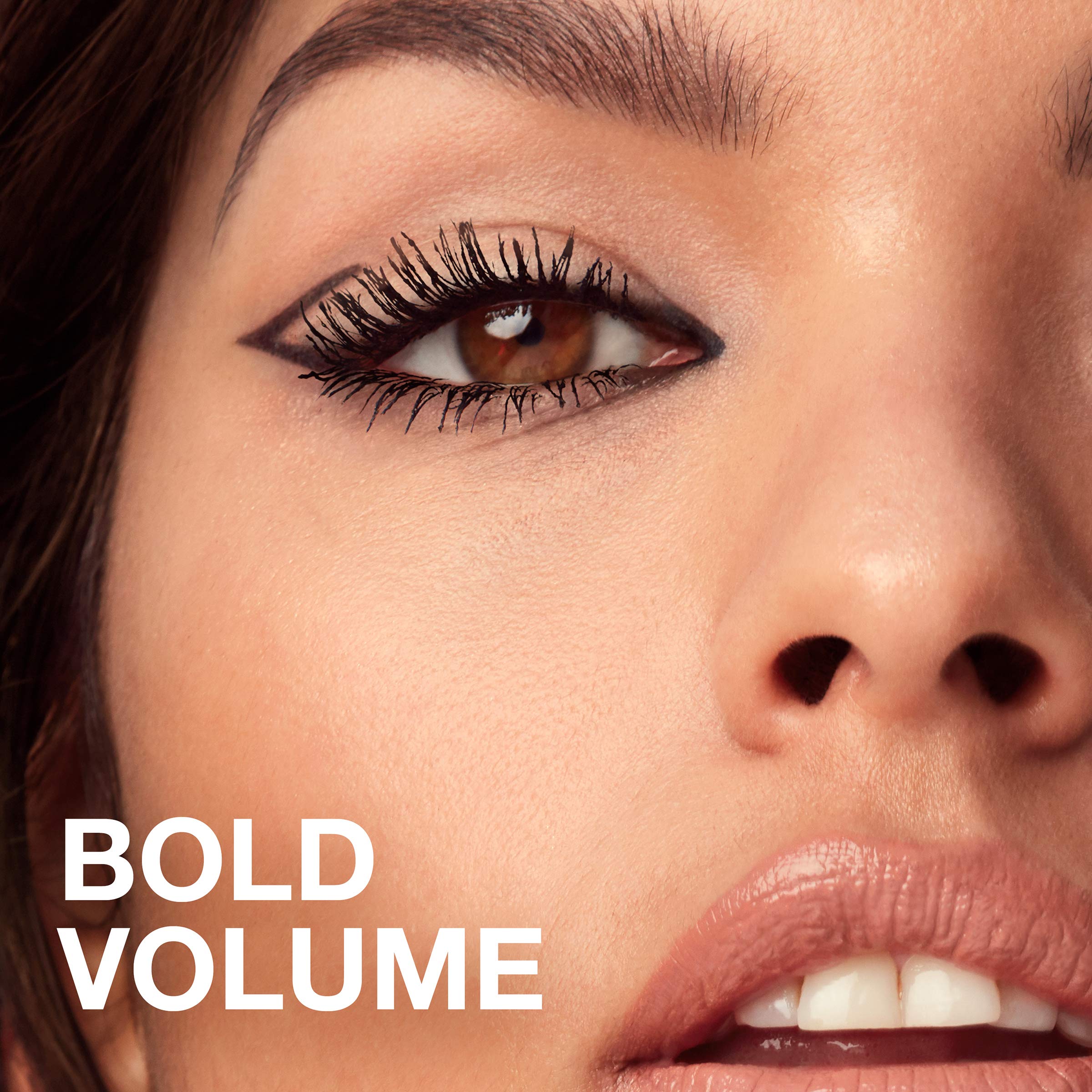 Mascara Colossal Volum' Express – tenue longue durée pour un regard plus vivant.