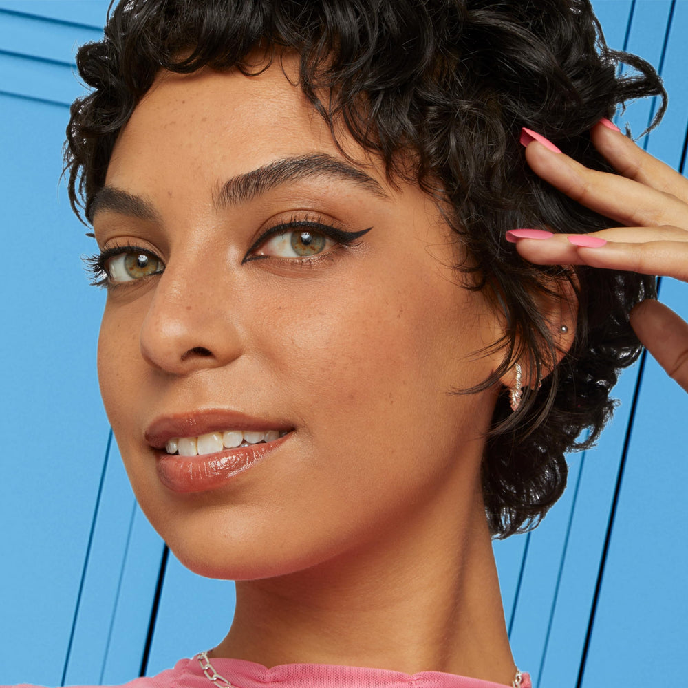 MAYBELLINE Eyestudio Master Precise, tenue pouvant durer jusqu'à 30 heures selon la teinte.