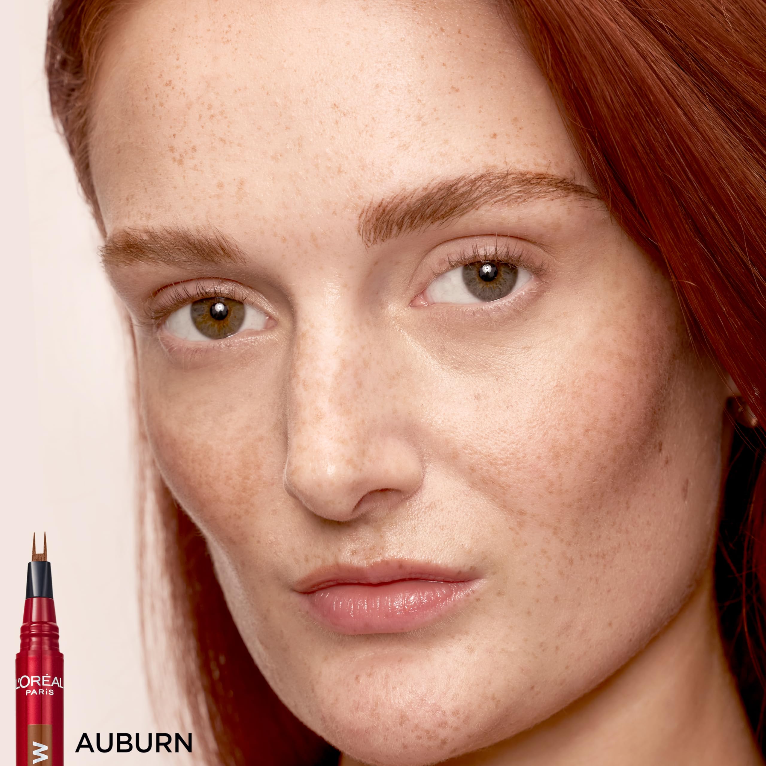 Dessin de sourcils net et défini grâce au stylo Faux Brow.
