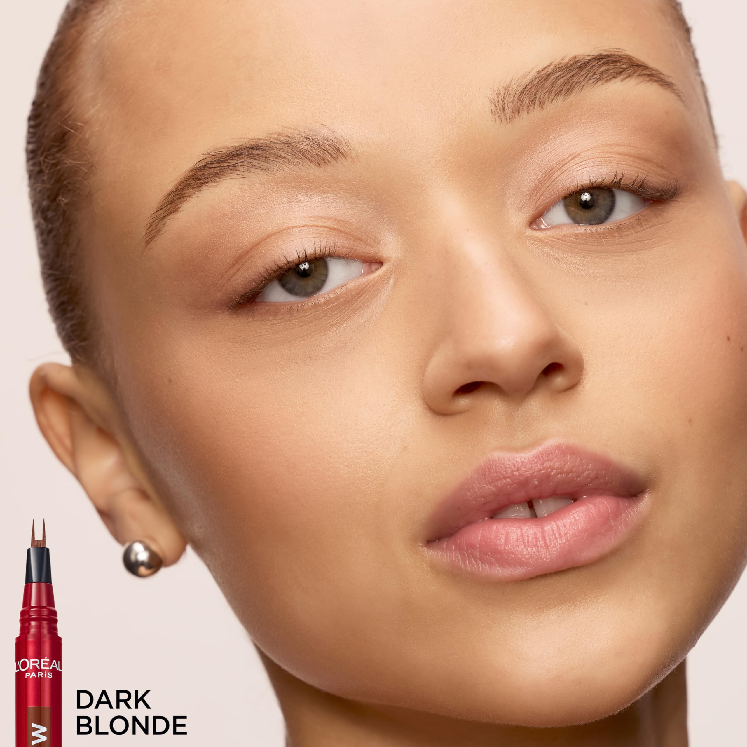 Maybelline Faux Brow formule résistante à l’eau pour une tenue fiable.