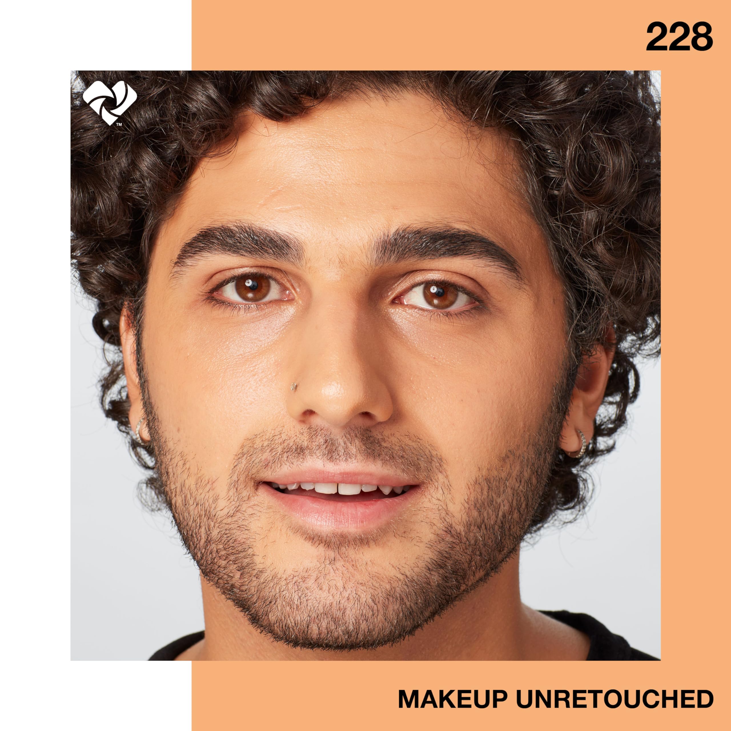 Maybelline Fit Me: application fluide pour un teint frais et uniforme.