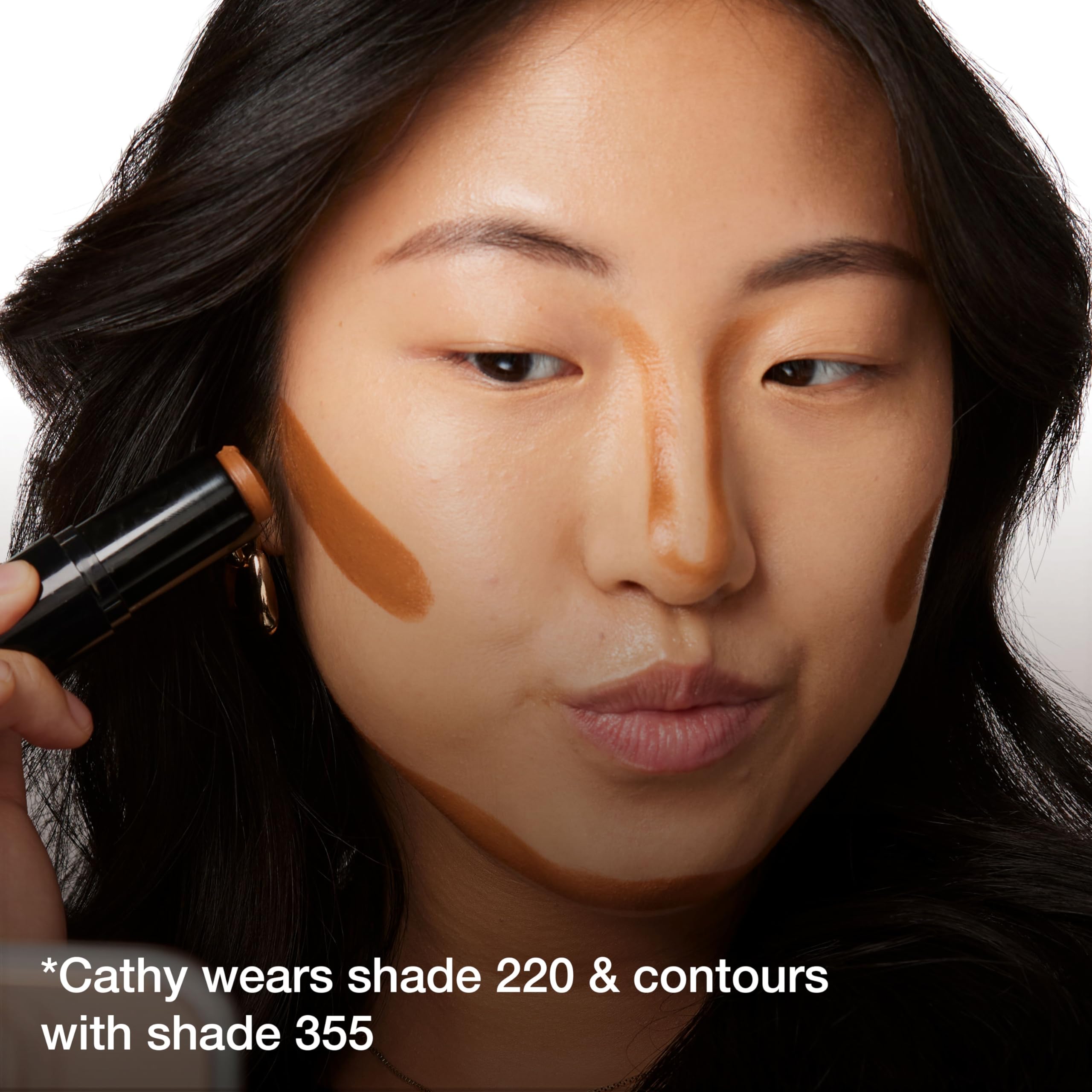 Maybelline Fit Me Stick contour et teint polyvalent pour mise en valeur.
