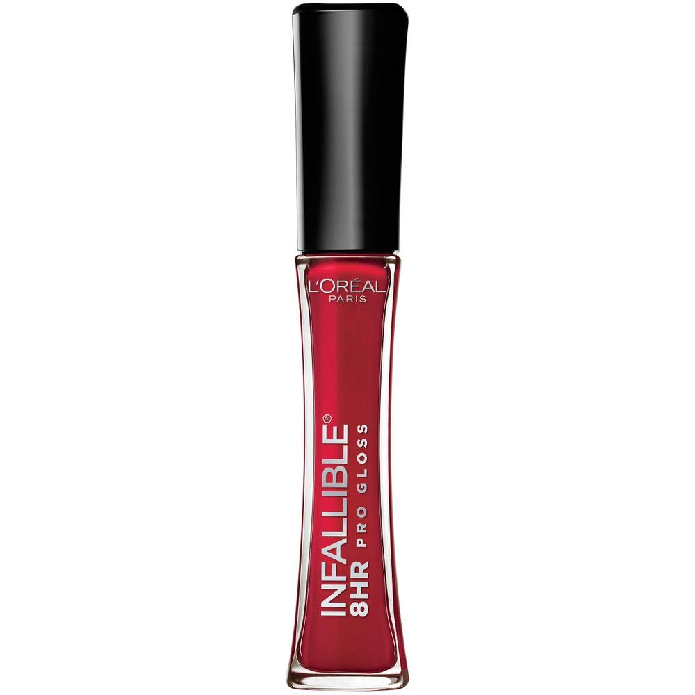 MAYBELLINE Infallible Gloss 8H hydratant sur les lèvres pour une brillance durable.