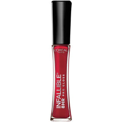 MAYBELLINE Infallible Gloss 8H hydratant sur les lèvres pour une brillance durable.