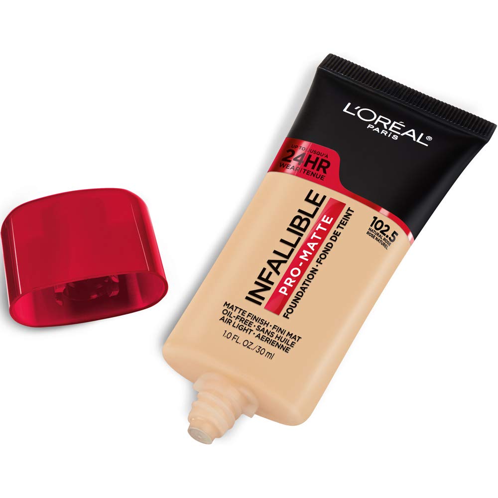 Maybelline Infallible Pro-Matte Foundation, application avec les doigts pour un teint frais.