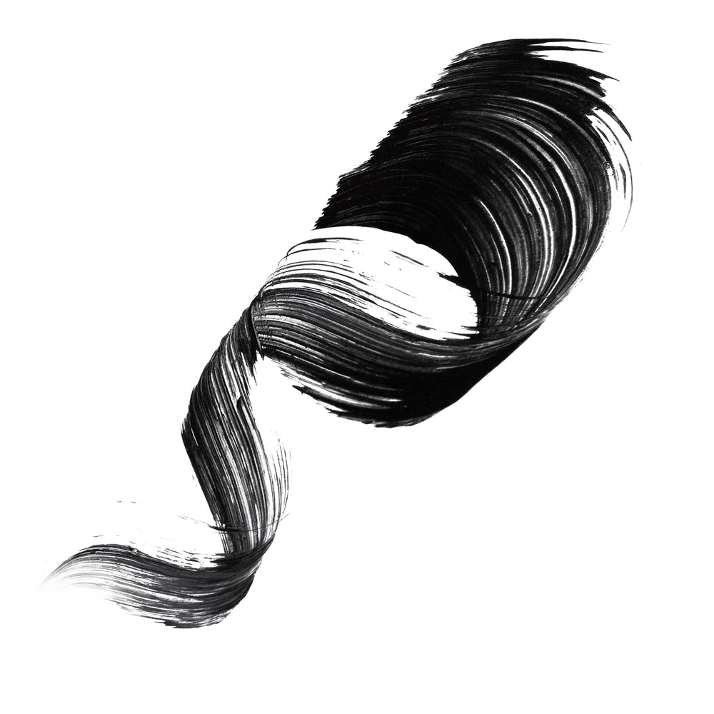 Maybelline Lash Paradise affiche un noir profond pour un contraste marqué.