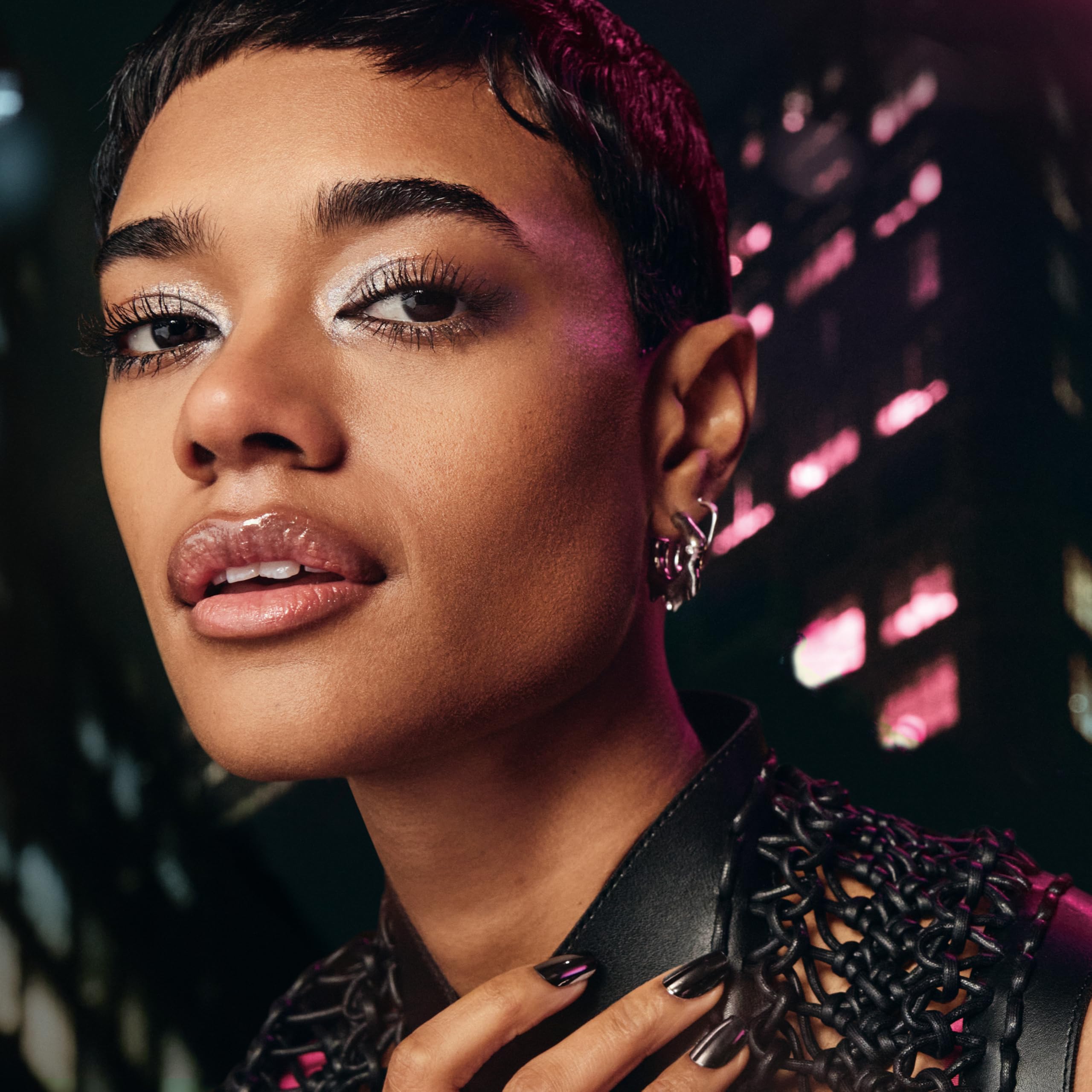 Maybelline Lash Sensational Feu d’artifice — tenue jusqu’à 24 heures sans bavure.