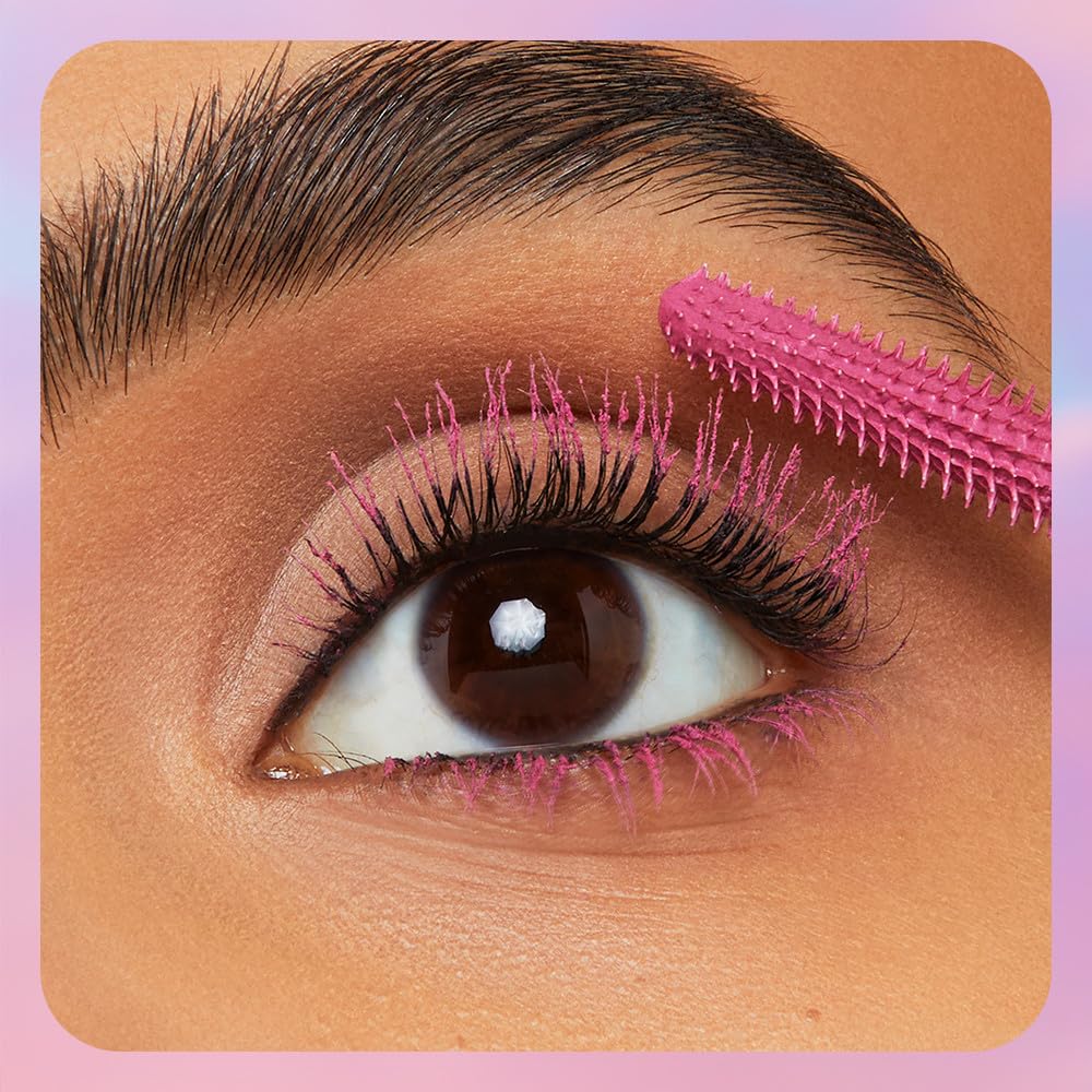 Maybelline Lash Sky High montre une brosse flexible pour une application précise.