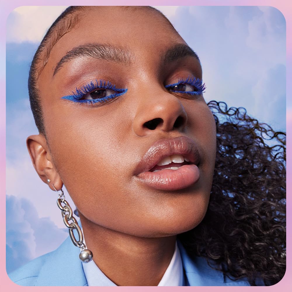 Maybelline Lash Sky High apporte un regard dramatique et défini.