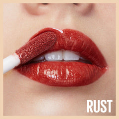 Maybelline Lifter Gloss Bronzed avec embout XL en action pour une application rapide.