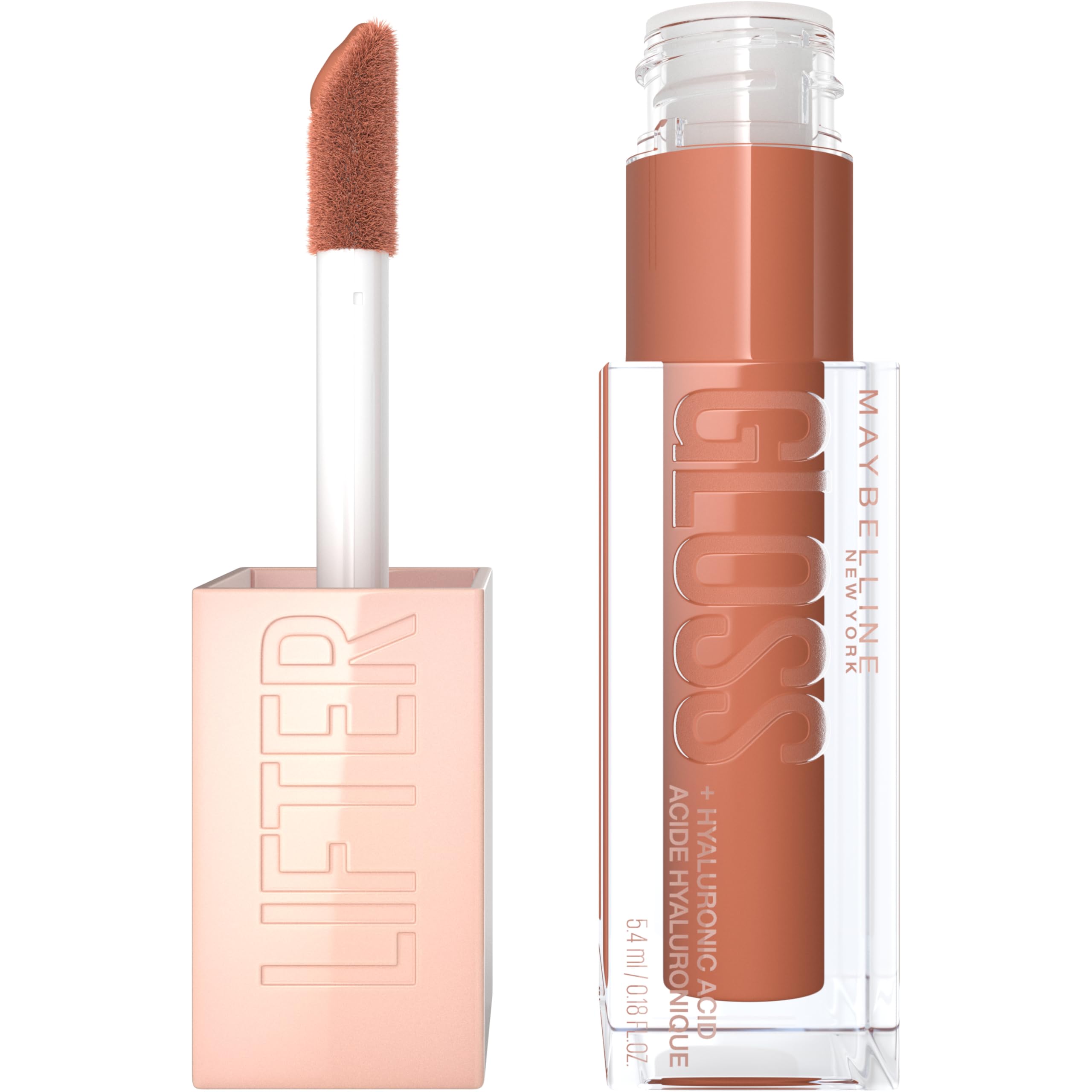 Maybelline Lifter Gloss Toffee sur les lèvres, brillance éclatante et hydratation immédiate.