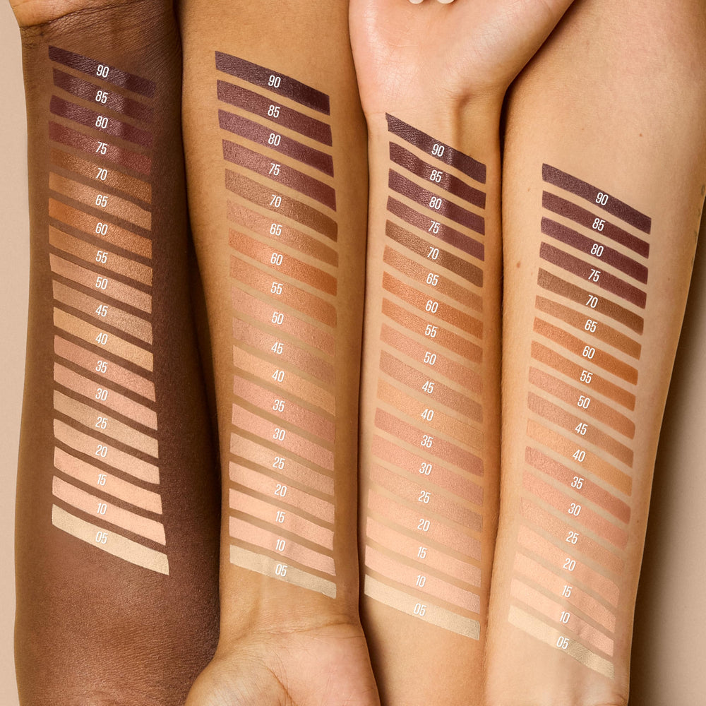 Texture crèmeuse du Lifter Stix glissant sans tiraillement sur la peau.