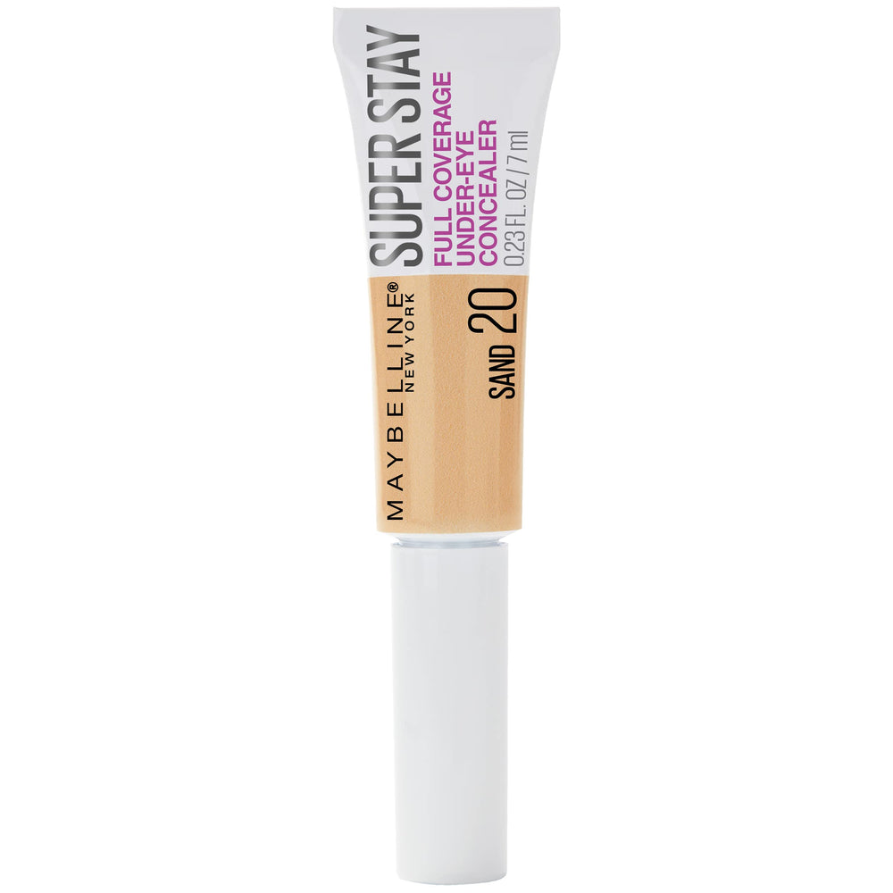 Maybelline anti-cernes avec pinceau plat sur l’œil, couvrance homogène et longue tenue.
