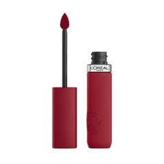 Maybelline rouge liquide fini mat : application précise pour une couleur uniforme.