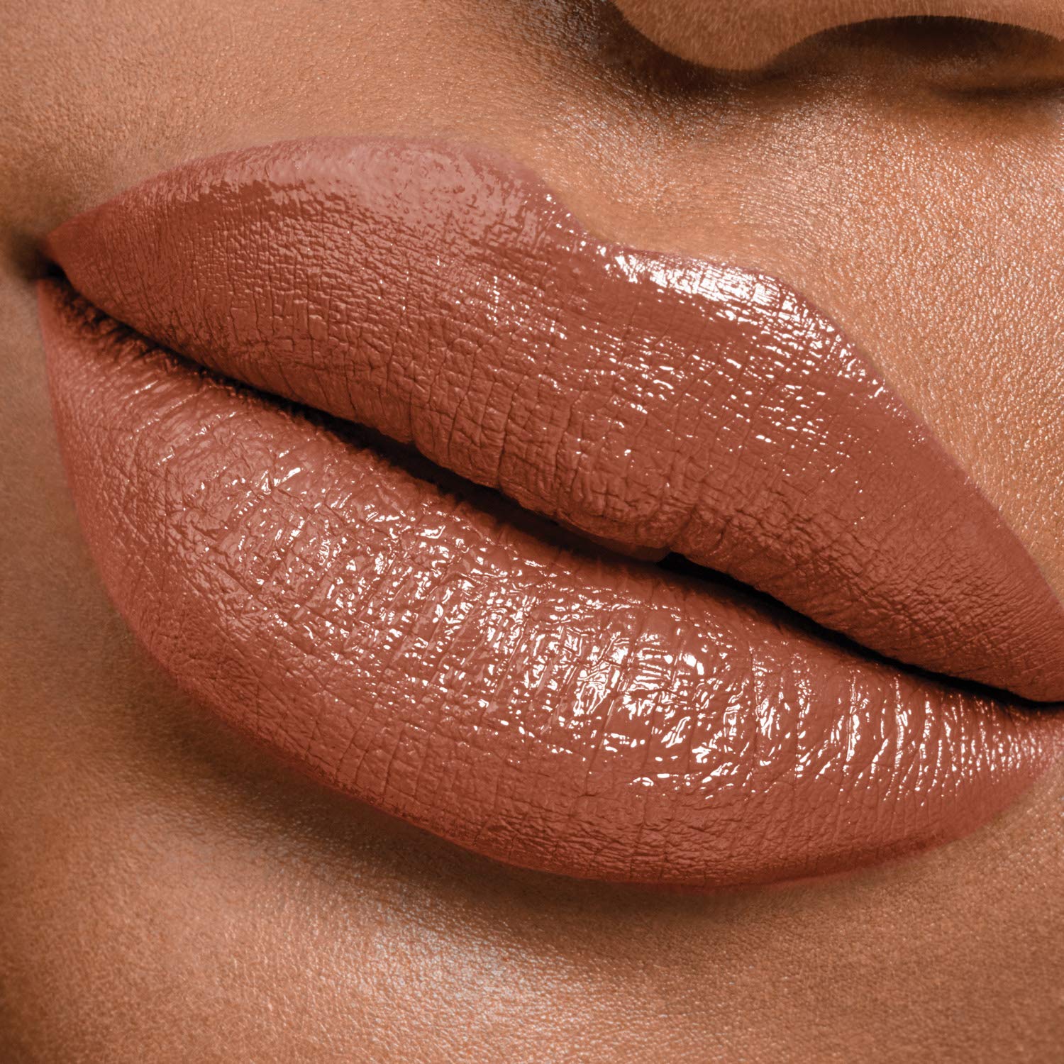 Maybelline Super Stay 24 offre pigmentation intense et retenue de couleur.
