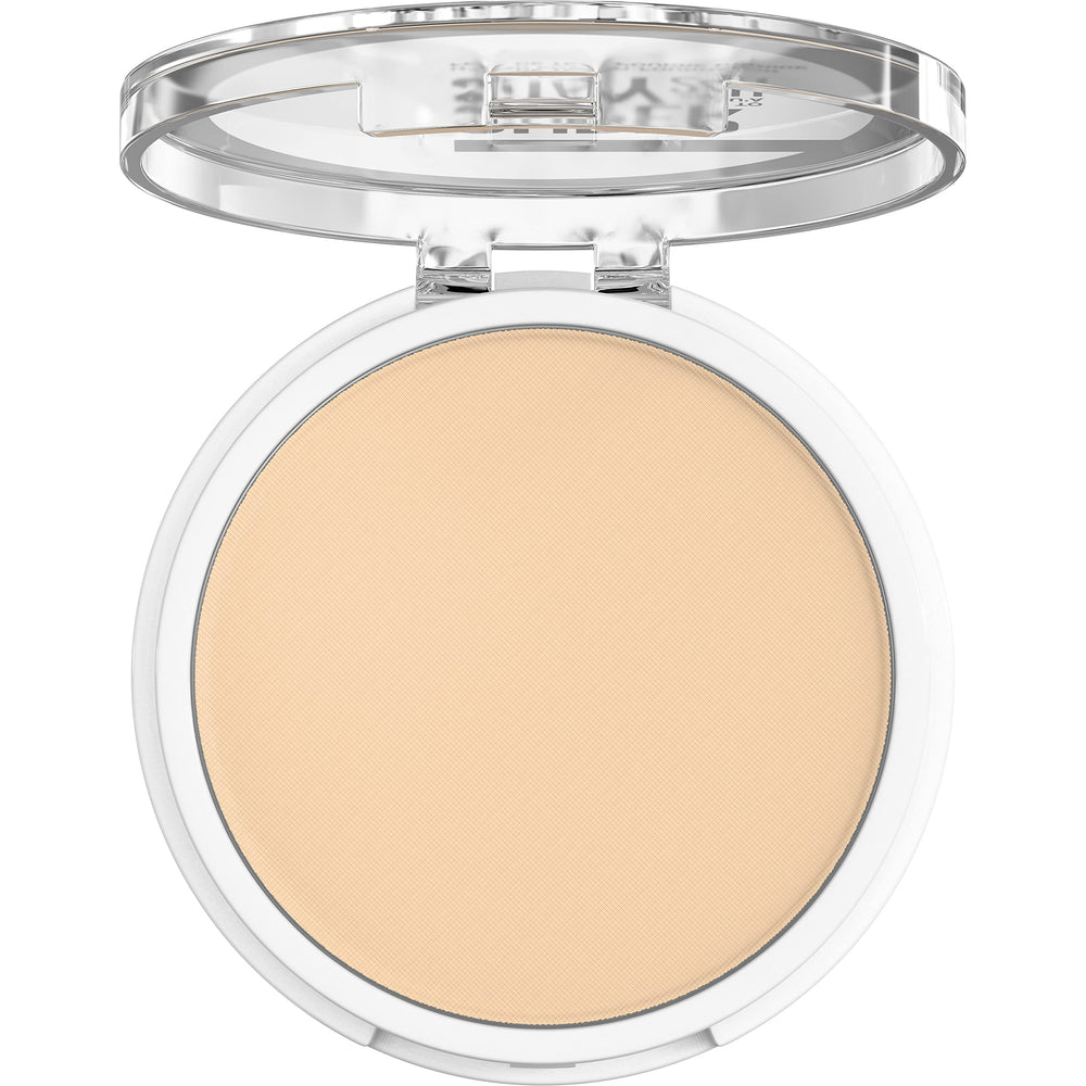 Couverture modulable de la poudre hybride Maybelline sur le visage.