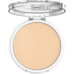 Couverture modulable de la poudre hybride Maybelline sur le visage.