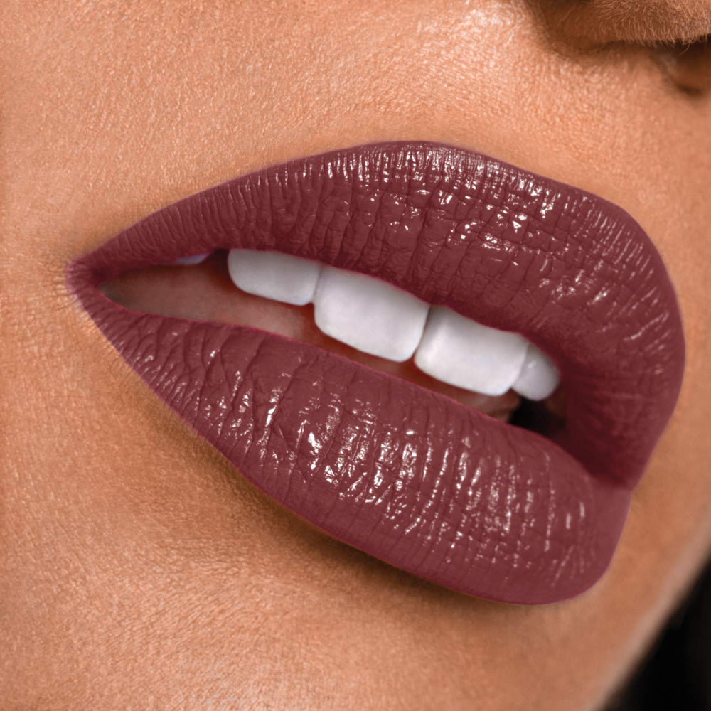 Maybelline Super Stay 24 – teinte rasin sur les lèvres, violet profond