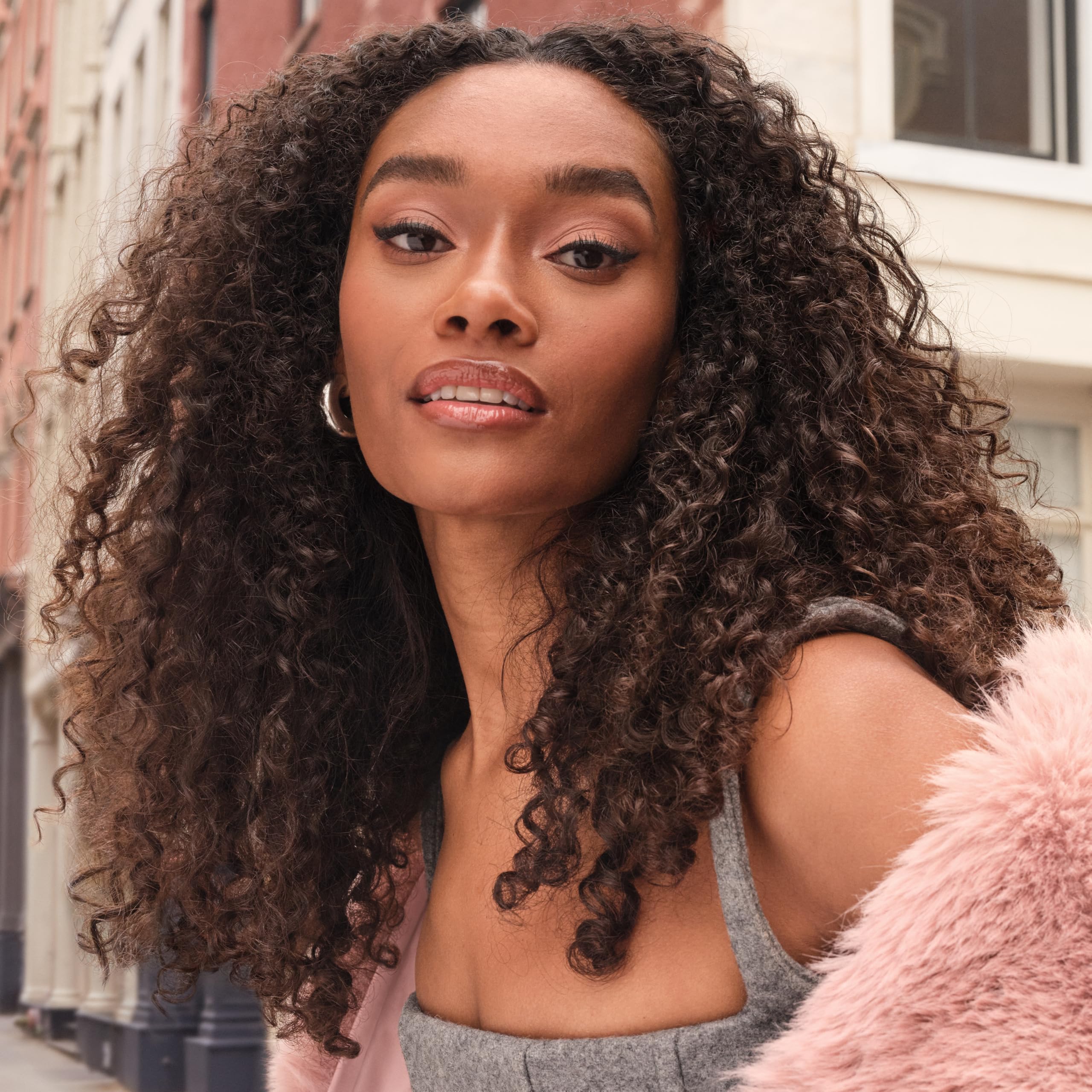 Maybelline Superfluff Emballage Compact, pratique en déplacement.