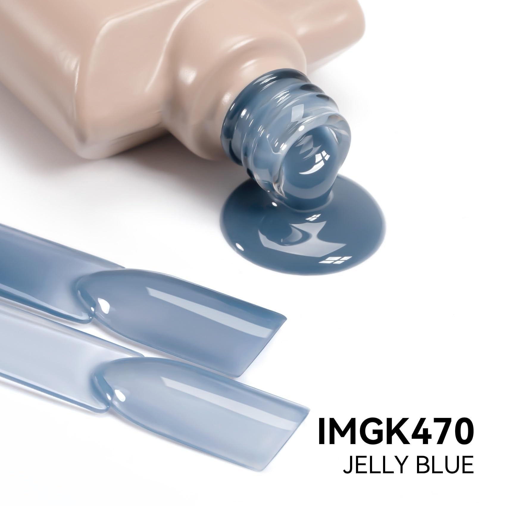 Application rapide du vernis jelly bleu navy sur les ongles.